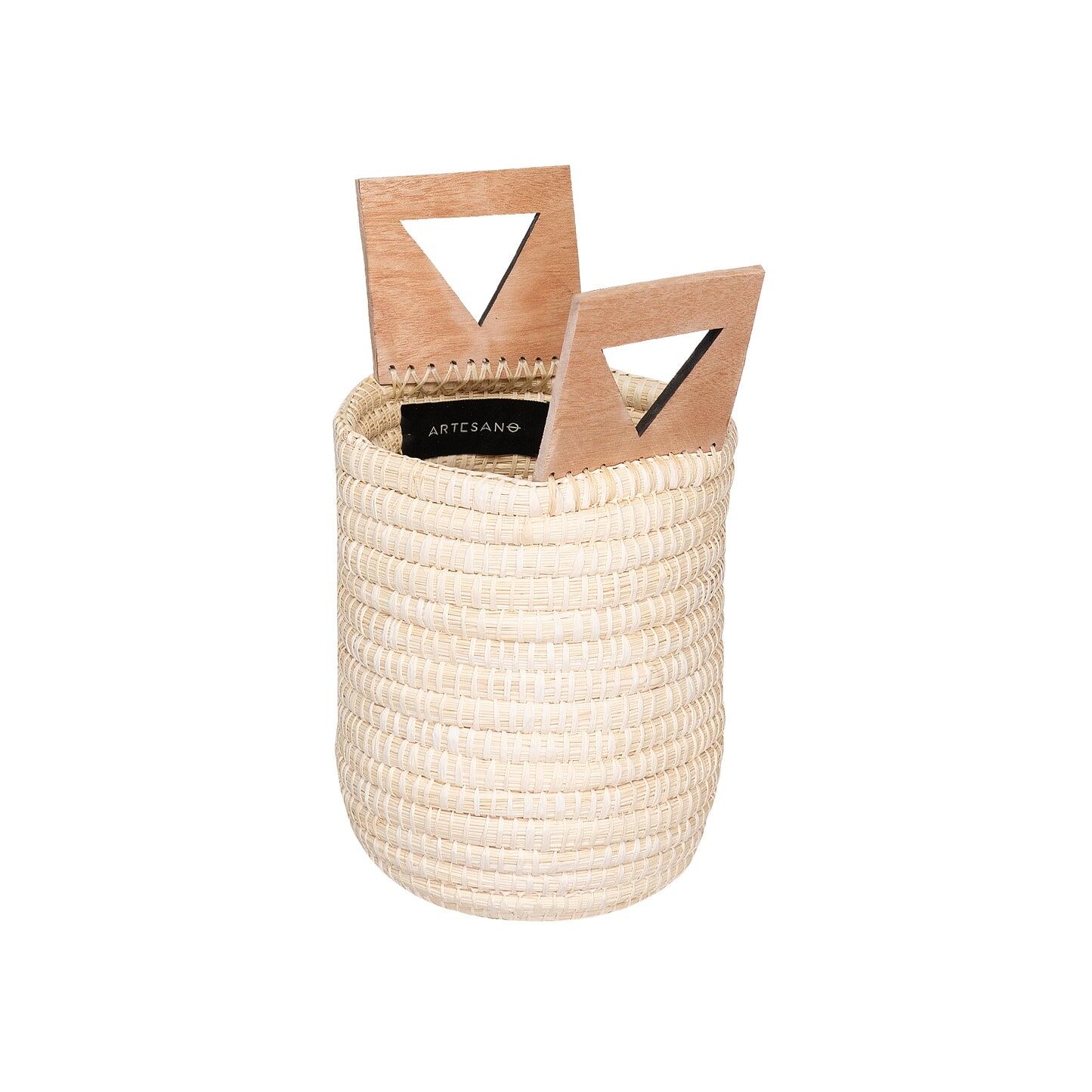 Load image into Gallery viewer, Canoa Straw Bucket bag Natural &amp;amp; Wood Handle
